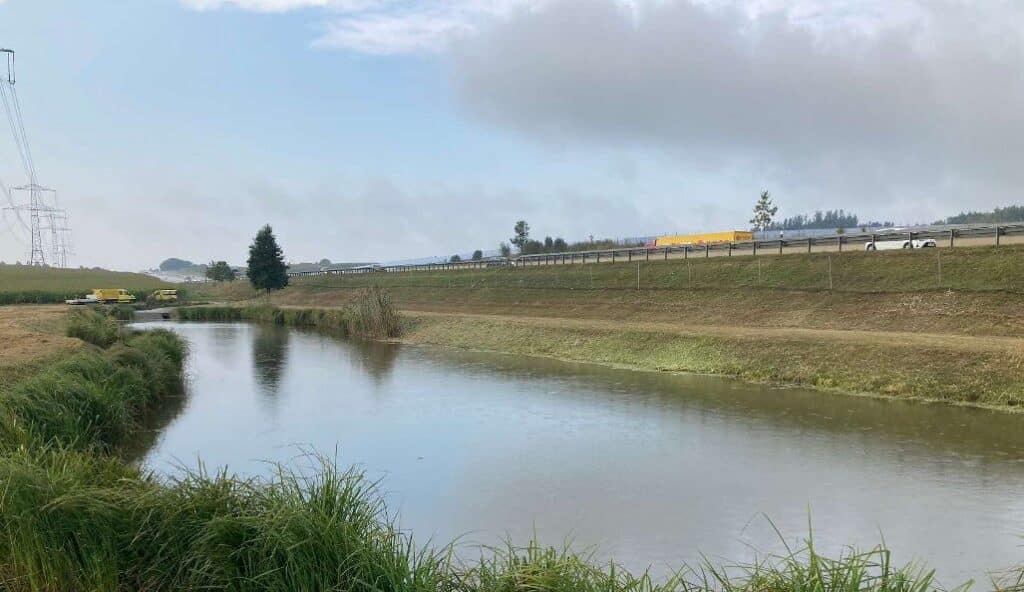 Regen-Rückhalteanlage im Dauerstau neben einer Autobahn